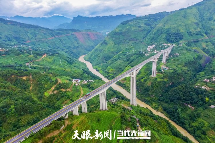 “桥”见贵州“高速平原”建设奇迹